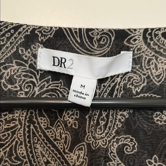 DR2 Black with Cream paisley Blouse with V-Neckline - Picture 3 of 8